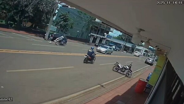 Video: Le dieron paso para cruzar y madre e hija fueron atropelladas por una moto