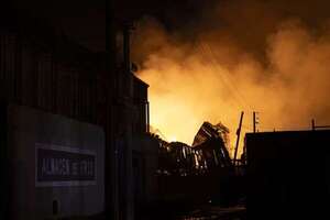 Incendio en Ezeiza: un operativo de 500 personas intenta contener un fuego “dantesco” - Mundo - ABC Color