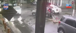 Patrullera ignora señal de PARE y embiste a automóvil en pleno centro