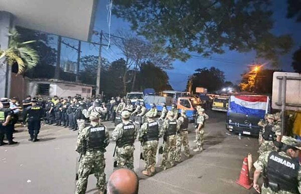 Por orden judicial despejan terminal portuaria de CDE, bloqueada por transportistas | DIARIO PRIMERA PLANA