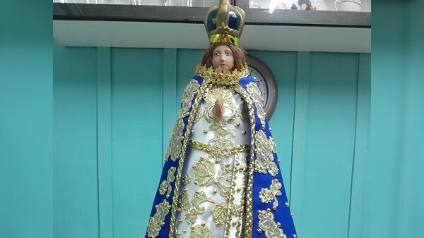 Hace vestiditos para las imágenes de la Virgen