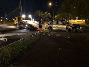Joven detenido tras chocar su auto contra una columna en la costanera de Encarnación - Policiales - ABC Color