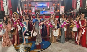 Jessica Mabel Flor Franco fue coronada Miss FUO 2025 en una noche de brillo y el fanatismo universitario - OviedoPress