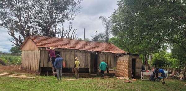 Vecinos reparan precario puesto de salud en Capiibary - Nacionales - ABC Color