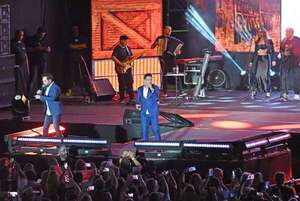 Zezé di Camargo y Luciano deleitan a miles de personas en su regreso a Paraguay - Música - ABC Color