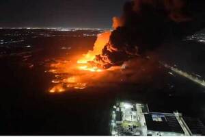 Impresionante incendio y explosión en Ezeiza, Argentina