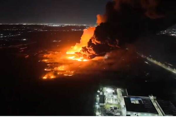 Impresionante incendio y explosión en Ezeiza, Argentina
