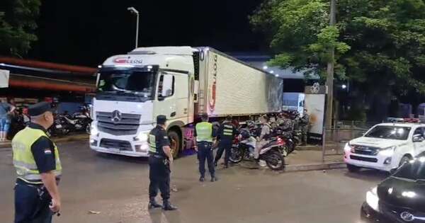 La Nación / Intenso movimiento en Ciudad del Este tras despeje de camiones de la zona portuaria