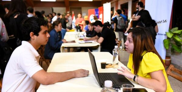 Empleo mejora en el tercer trimestre, pero crece la subocupación y persiste el desafío del tiempo completo