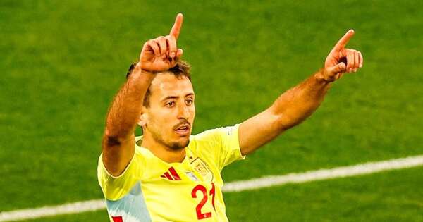 La Nación / España está con pie y medio en el Mundial