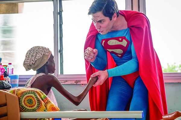 “Superman Brasileño” Devuelve la Sonrisa a Niños con cáncer