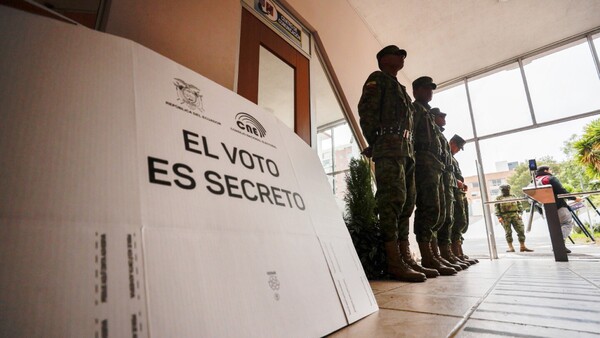 Ecuatorianos deciden sobre Constituyente y bases militares