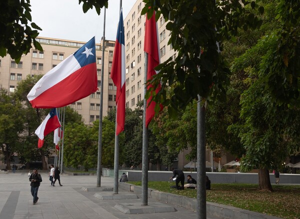 Los chilenos acuden a votar en una primera vuelta con cinco millones de nuevos electores 'obligados'