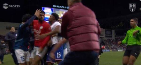 [VIDEO] DT pidió cuidar a Alderete.... Alderete en medio de la pelea