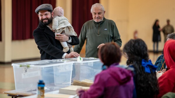 Elecciones en Chile: Boric madruga para depositar su voto y anima a los chilenos a participar
