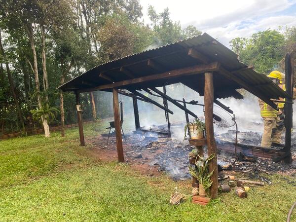 INCENDIO CONSUME VIVIENDA DE MADERA EN NATALIO KM 31
