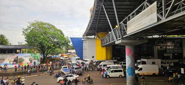Autoridades restablecen circulación tras protesta de Despachos Menores en CDE - ADN Digital