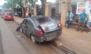 Automóvil embiste carrito de frutilla y muralla de un supermercado en Coronel Oviedo - OviedoPress