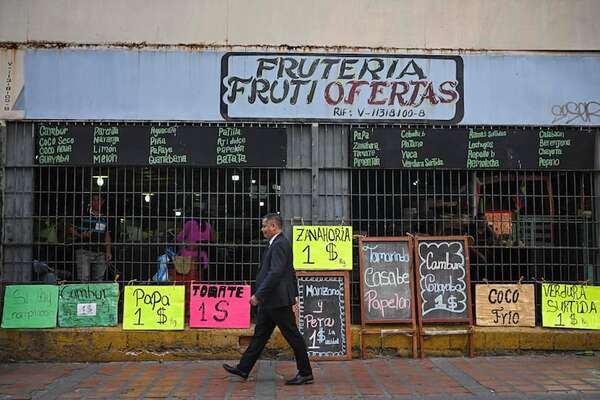 Venezolanos buscan ofertas para asegurar su plato navideño ante dificultades económicas - Mundo - ABC Color