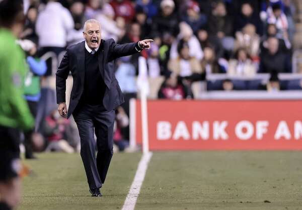 Gustavo Alfaro: “estamos haciendo un estudio del fútbol paraguayo” - Selección Paraguaya - ABC Color