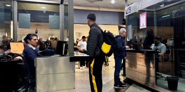 Migraciones insta a viajeros a revisar documentos ante inicio de la temporada alta