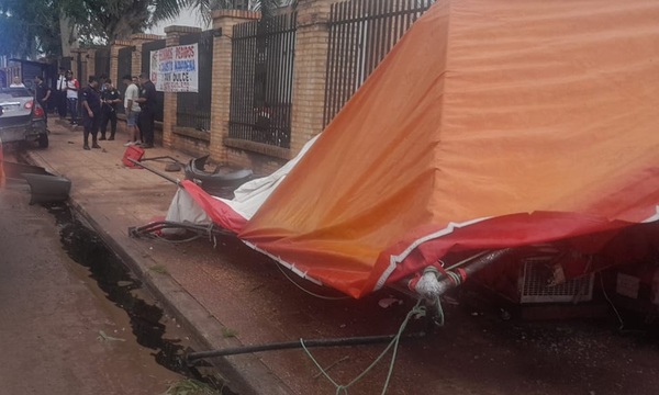 Automóvil embiste carrito de frutilla y muralla de un supermercado en Coronel Oviedo