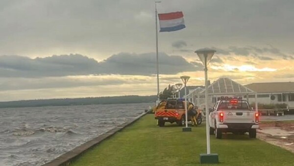 Rescatan a dos adolescentes que cayeron al agua y nadaron hasta la orilla en el lago Ypacaraí