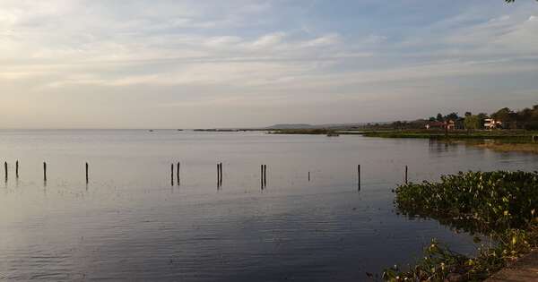 La Nación / Susto en el lago: dos jóvenes fueron rescatadas con vida tras ser arrastradas por la tormenta