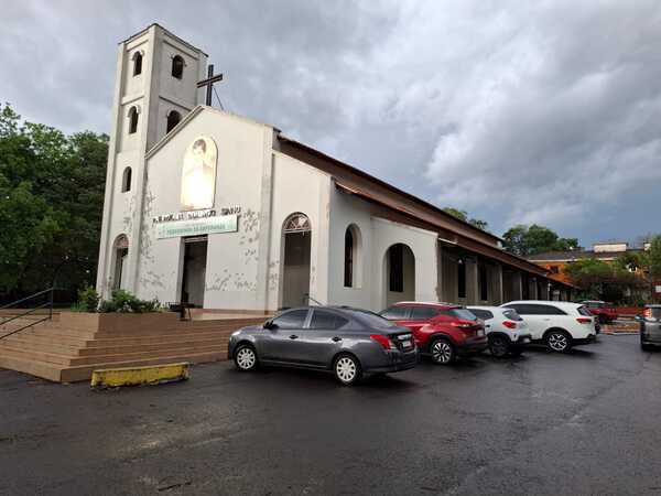 Popular / (VIDEO). Tormenta destechó parroquia de Sanlo y la chapa voló por todos lados