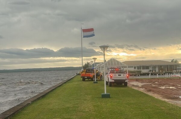 Rescatan a dos jóvenes extraviadas durante tormenta en el lago Ypacaraí