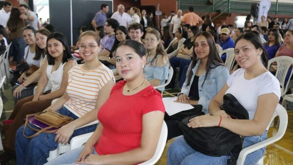 931 estudiantes de Itapúa recibieron G. 7.527 millones en segundo desembolso para becas