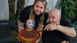 Popular / (GALERÍA) Exhumorista de "Showmatch" le baja chipa guasu y vorí en nuestro país