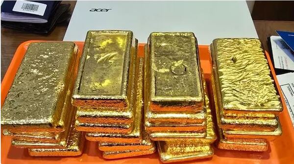 DETIENEN A TRES PERSONAS EN EL AEROPUERTO CON 21 KILOS DE ORO