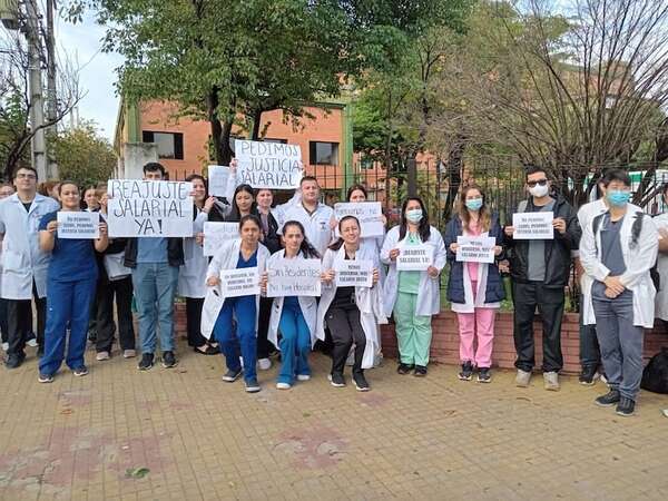 Médicos civiles del Hospital Militar exigen reajuste salarial - Nacionales - ABC Color