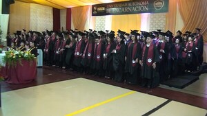 Nuevos profesionales recibieron sus títulos en una jornada memorable en la UNAE