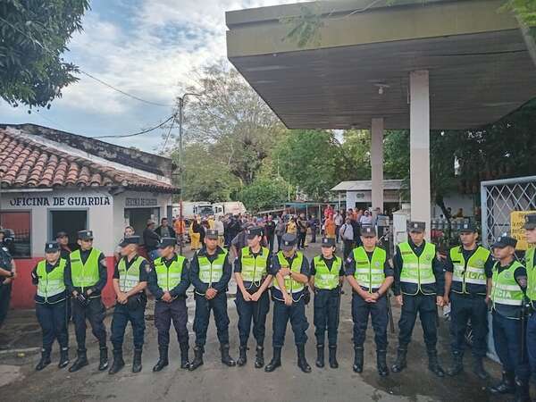 Funcionarios de Aseo Urbano se manifiestan, mientras contribuyentes reclaman por árboles caídos  - Nacionales - ABC Color