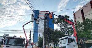 La Nación / Ande activa código rojo: 50 cuadrillas trabajan para restituir el servicio a 300 usuarios