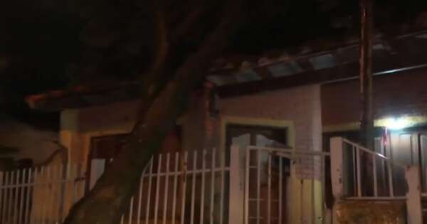 La Nación / Asunción: un árbol cayó sobre una vivienda, dividiéndola en dos a raíz de la tormenta