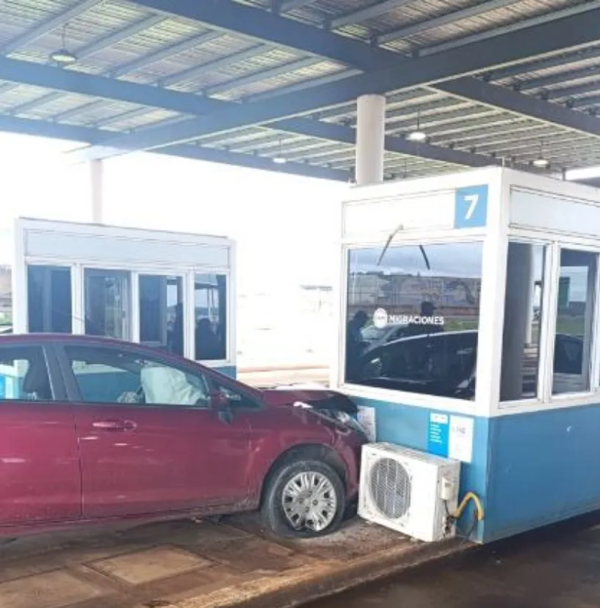 Perdió el control y chocó contra una casilla de Migraciones en Posadas