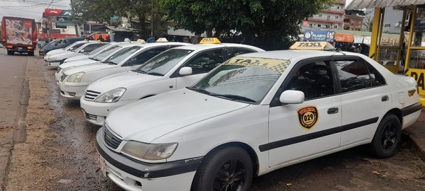 Encarnación: la parada de taxis de la terminal resiste pese a la caída en la demanda