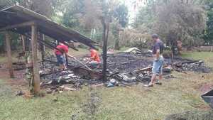 Incendio consume por completo una vivienda de Natalio