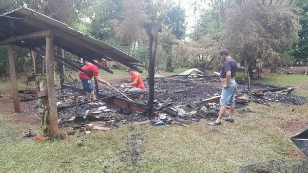 Incendio consume por completo una vivienda de Natalio