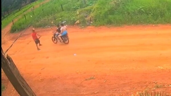 Popular / ¡Amenazó con feroz machete a pareja moto'ári!