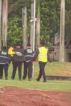Popular / Salvan a dos péndex arrastradas por temporal en Lago Ypacaraí