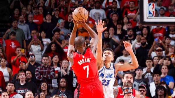 Los Rockets remontan a Orlando