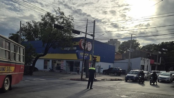Temporal deja semáforos fuera de servicio en avenidas de Asunción