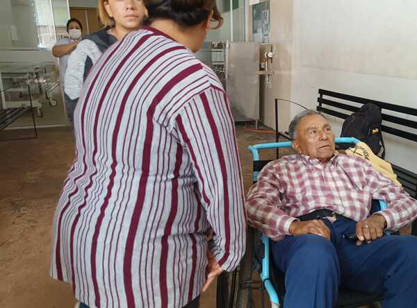 Adulto mayor sufre caída dentro de un ómnibus tras paso brusco por una lomada