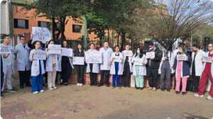 Popular / Médicos del Hospital Militar amenazan con "brazos caídos" si no les suben el salario