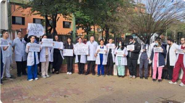 Popular / Médicos del Hospital Militar amenazan con "brazos caídos" si no les suben el salario