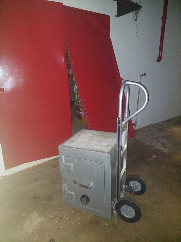 Popular / Asalto y toma de rehenes: intentaron llevar feroz caja fuerte y raptaron al gerente y un seguridad